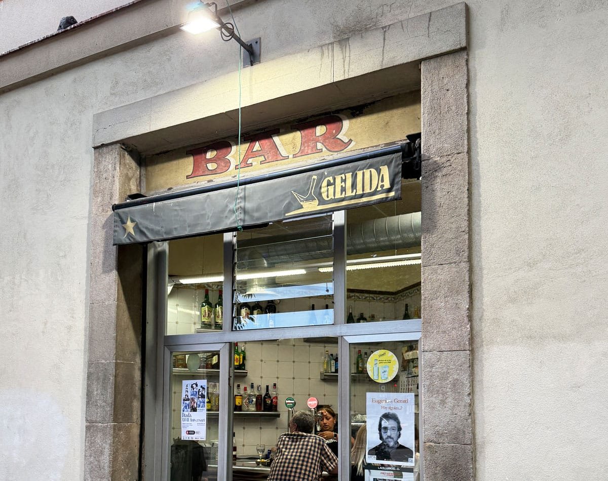 Fachada del Bar Gelida, con el rótulo pintado a mano en el Eixample de Barcelona