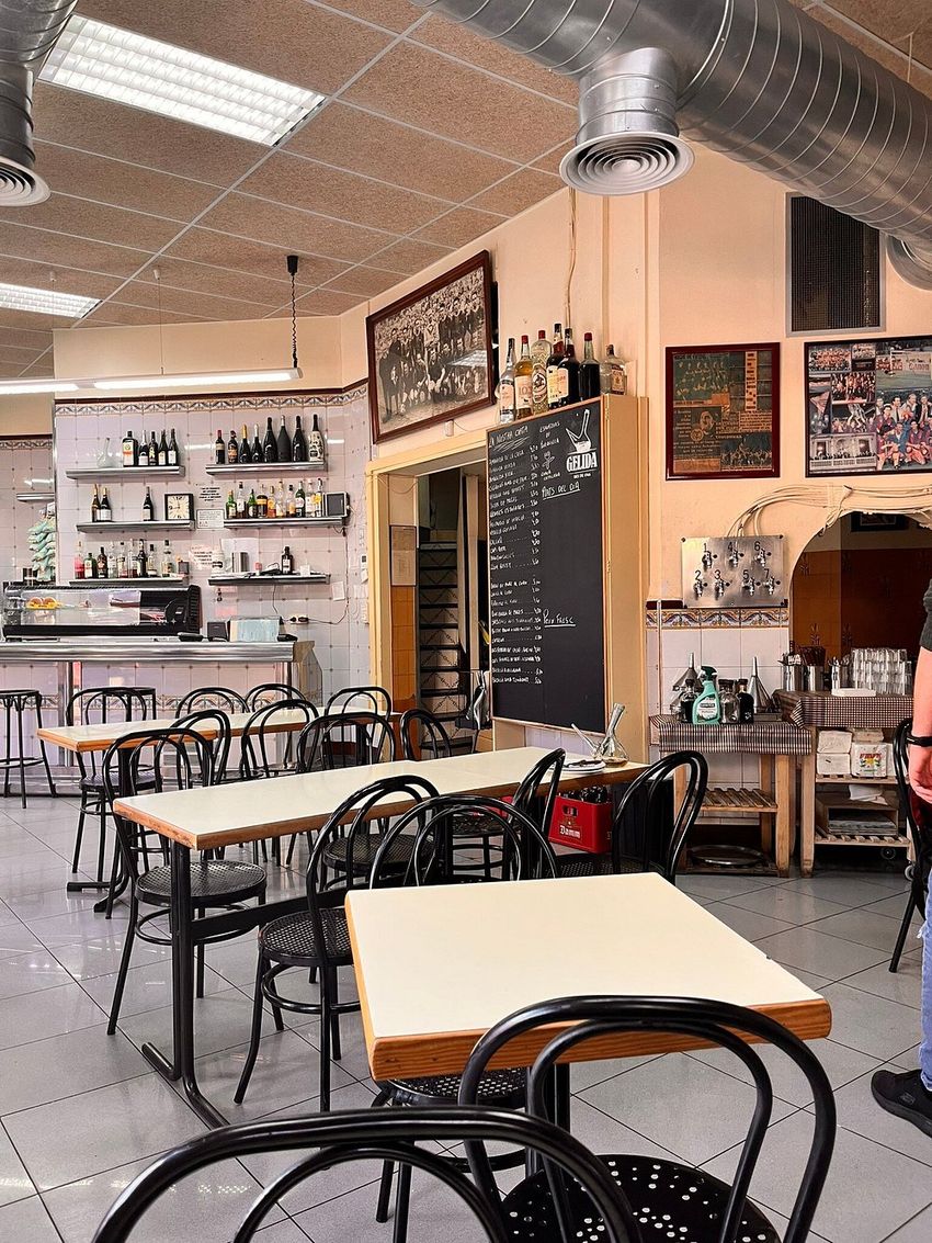 Interior del Bar Gelida con las barricas de vino junto al techo